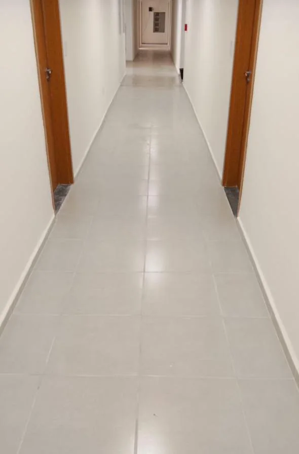 Hall de condomínio limpo e organizado